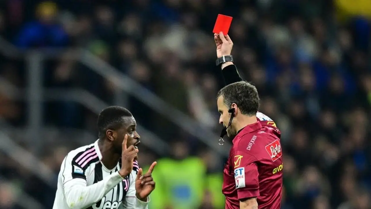 Juventus Protes Keras Keputusan Wasit Federico La Penna Terkait Kartu Merah Pierre Kalulu di Derby d’Italia