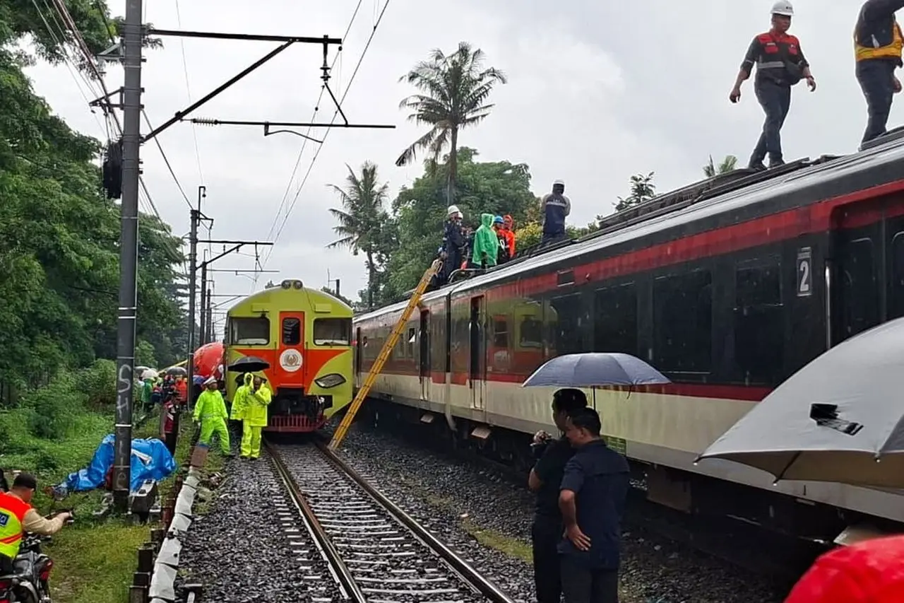 KAI Commuter Alihkan Rute KRL Tangerang dan KA Bandara Usai Insiden Truk di Perlintasan Sebidang