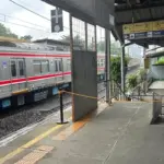 KAI Commuter Perbarui Akses Stasiun Pondok Cina: Penumpang KRL Kini Lewat Apartemen, Penyeberangan Rel Ditutup