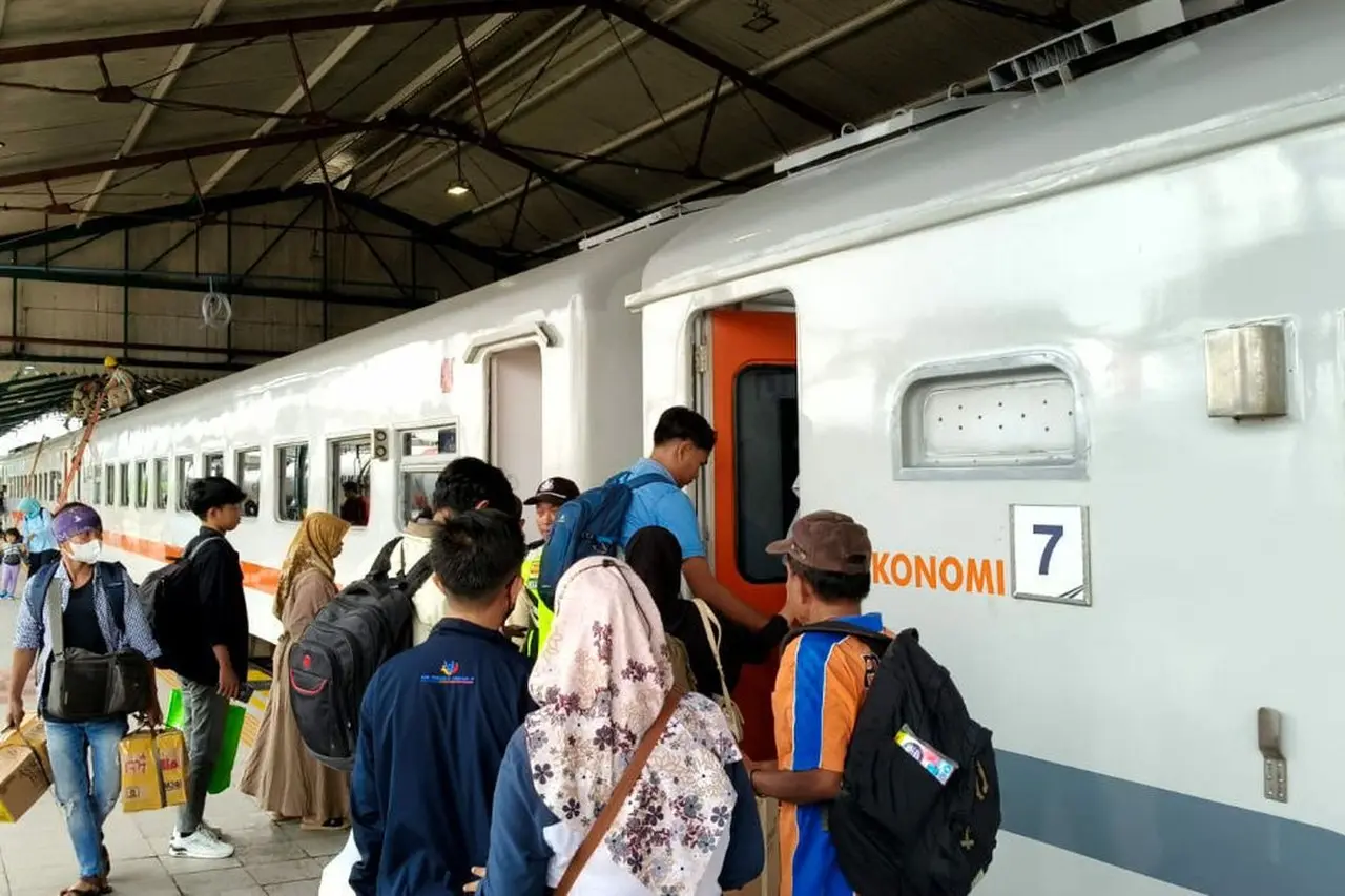 KAI Rilis Kereta Ekonomi Kerakyatan: Tingkatkan Kapasitas dan Kenyamanan Mudik Lebaran Pasarsenen–Lempuyangan KAI Rilis Kereta Ekonomi Kerakyatan: Tingkatkan Kapasitas dan Kenyamanan Mudik Lebaran Pasarsenen–Lempuyangan