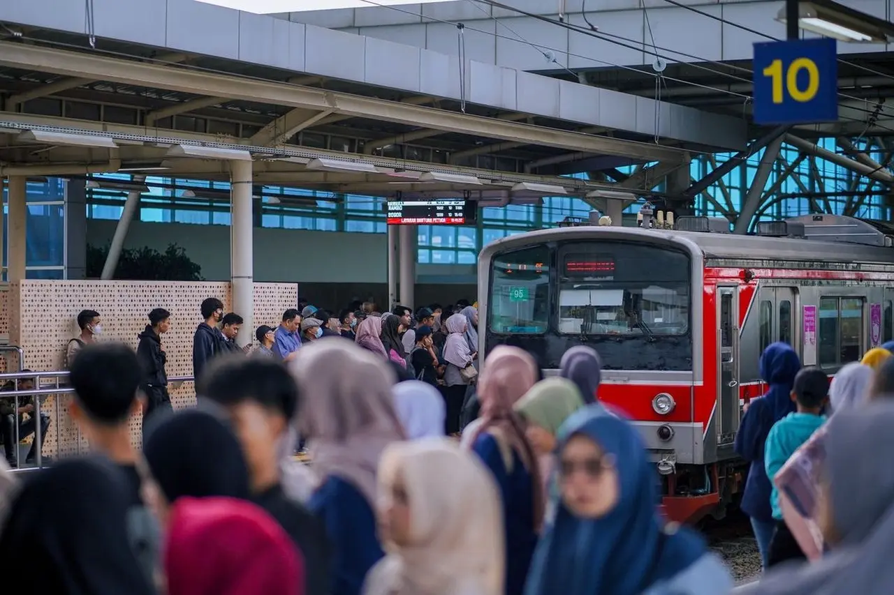 KAI Targetkan 437 Juta Penumpang KRL Jabodetabek di 2030, Siapkan 16 Rangkaian Kereta Baru INKA