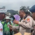 Kawal Demo Guru Madrasah, Polda Metro Jaya Bagikan Air Mineral dan Kerahkan 1.060 Personel Humanis