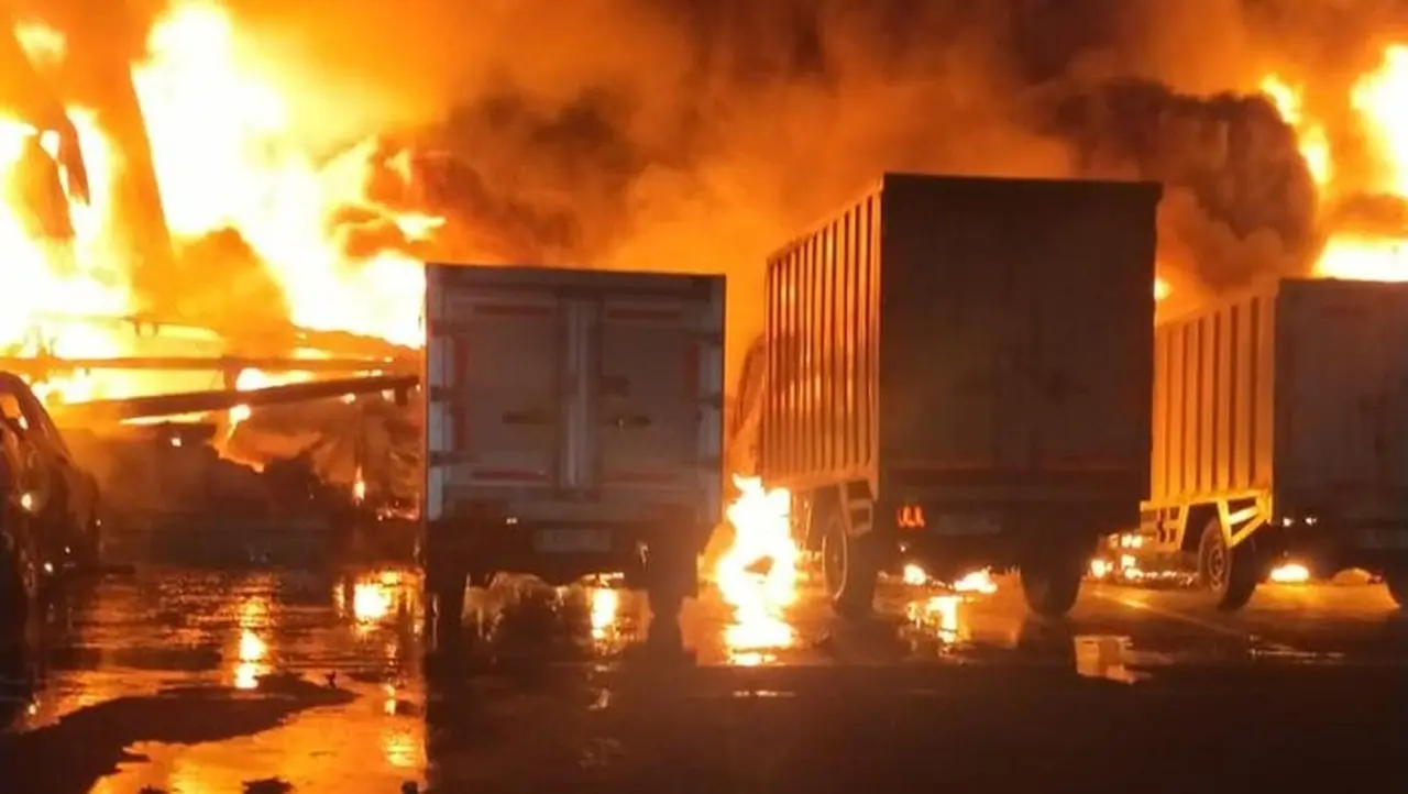 Kebakaran Pabrik Cat di Cikupa Tangerang Padam Setelah 9 Jam, Kerugian Capai Rp 6 Miliar