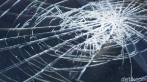 Kecelakaan Tunggal di Tol Jagorawi: Mobil Boks Terbalik Usai Pecah Ban, Tidak Ada Korban Jiwa