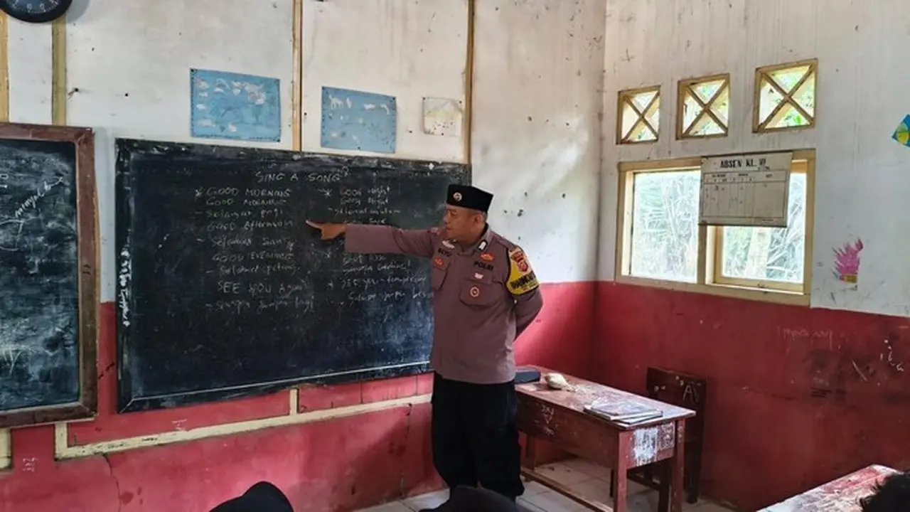 Kisah Bripka Bayu Angga Kusumanegara, Polisi yang Mengabdi Jadi Guru Bahasa Inggris di Pelosok Cianjur