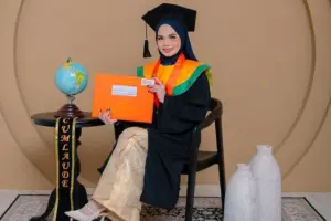 Kisah Inspiratif Munairah: Berjuang Biayai Kuliah dengan Freelance, Akhirnya Raih Cumlaude di Unja