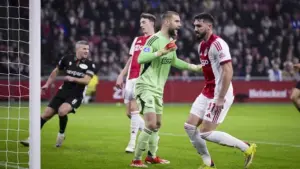 Maarten Paes Catat Debut di Eredivisie Bersama Ajax, Amankan Poin Penting dalam Laga Sengit