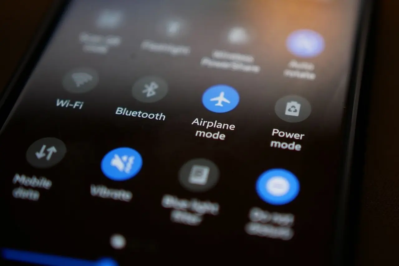 Mengenal Fungsi Dark Mode di HP: Benarkah Bisa Hemat Baterai dan Kurangi Kelelahan Mata?