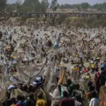 Nelayan Abubakar Usman Menangkan Dua Mobil Setelah Tangkap Ikan Raksasa 59 Kg di Nigeria