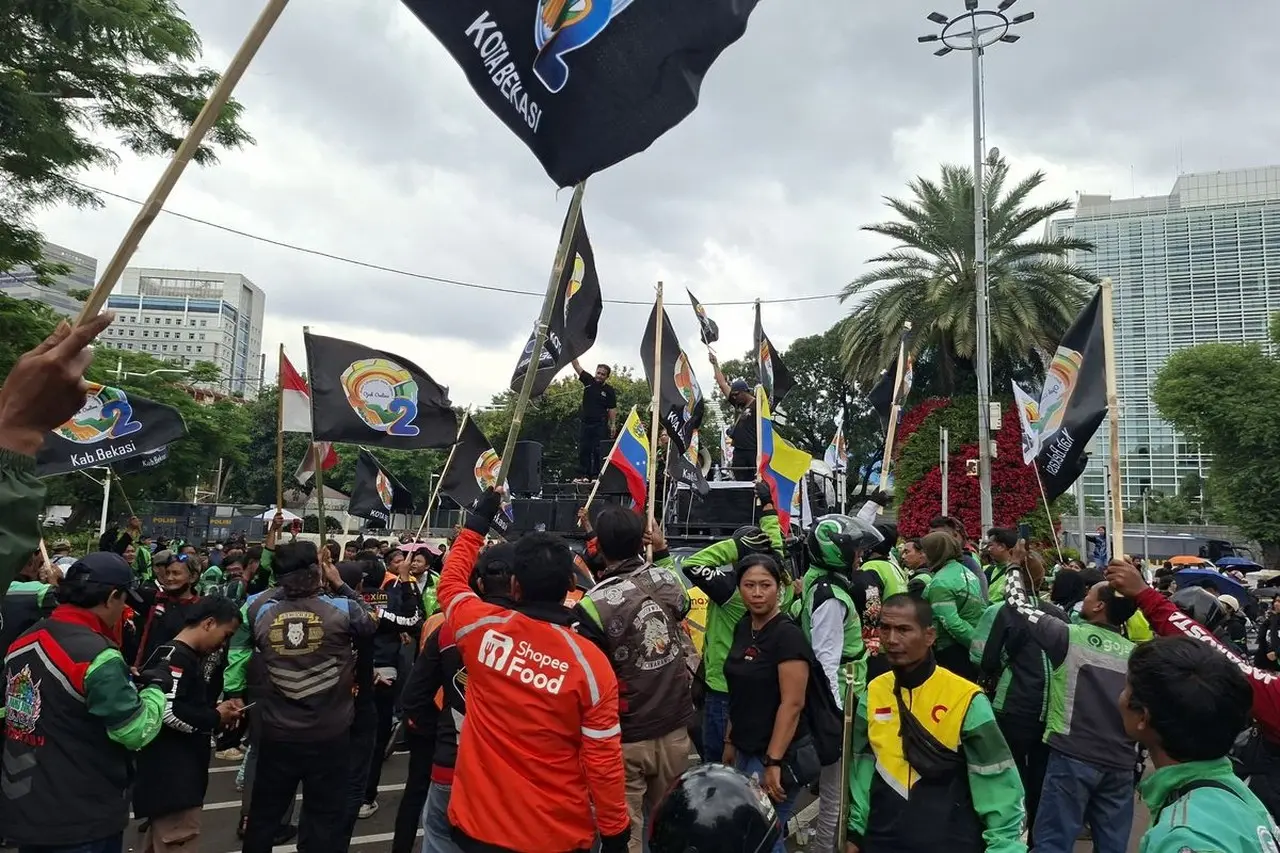 Pakar UGM Soroti Kerentanan Kesejahteraan Ojol, Desak Regulasi Upah dan Jaminan Sosial yang Adil Pakar UGM Soroti Kerentanan Kesejahteraan Ojol, Desak Regulasi Upah dan Jaminan Sosial yang Adil