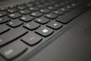 Panduan Lengkap Mengaktifkan Fitur On-Screen Keyboard di Windows dan MacOS Saat Keyboard Laptop Rusak