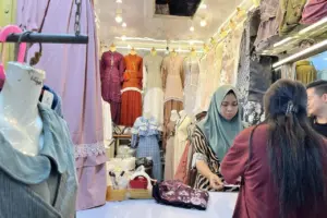 Pedagang Tanah Abang Ungkap Strategi di Balik Viralnya ‘Gamis Bini Orang’ Jelang Idul Fitri 2026