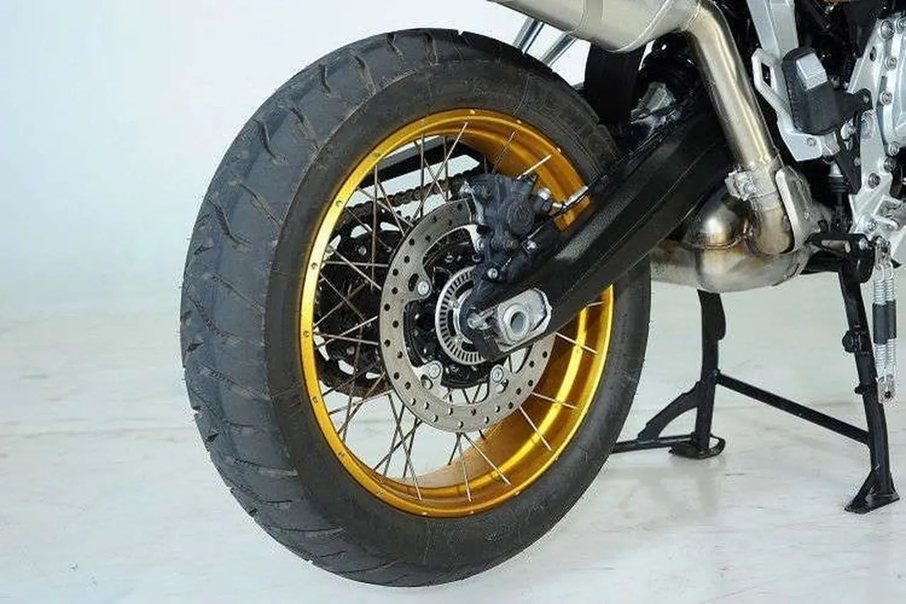 Pelek Jari-Jari vs. Racing: Bengkel Spesialis Ungkap Mana yang Lebih Tangguh dan Praktis untuk Motor Harian