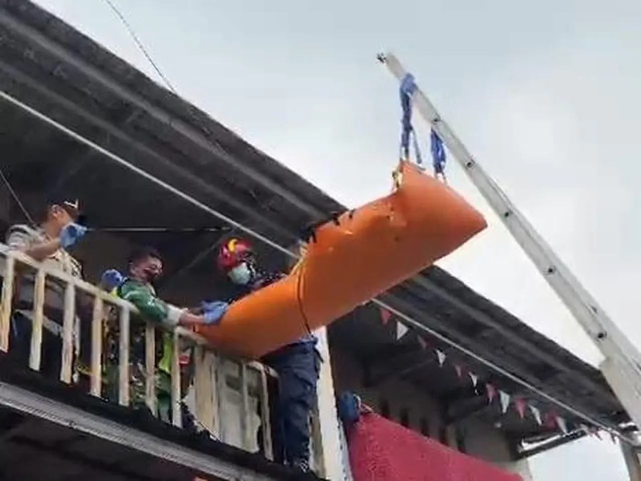 Penemuan Mayat di Cilebut Timur: Polisi Evakuasi Jasad Pria 48 Tahun dari Lantai Dua Kontrakan