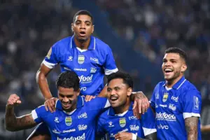 Persib Bandung Catat 11 Clean Sheet di Kandang, Bojan Hodak Ungkap Strategi Pertahanan Rapat Tim