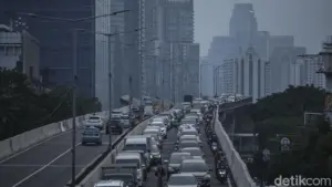 Polda Metro Jaya Selidiki Aksi Konvoi Pemotor Bakar Tali Portal JLNT Casablanca Demi Konten Viral