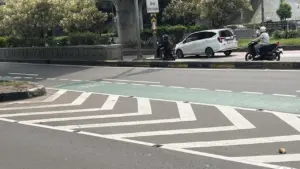 Polisi Selidiki Aksi Sosok Bertopeng Bongkar ‘Mata Kucing’ di Underpass Cawang Jakarta Timur
