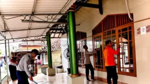 Polres Kepulauan Seribu Ungkap Manfaat Program ‘Bang Jasri’ Lewat Aksi Bersih Masjid Jelang Ramadan