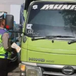 Polresta Serang Kota Tilang Truk Pasir ODOL dan Pengendara Tanpa Helm di Lampu Merah Boru Curug