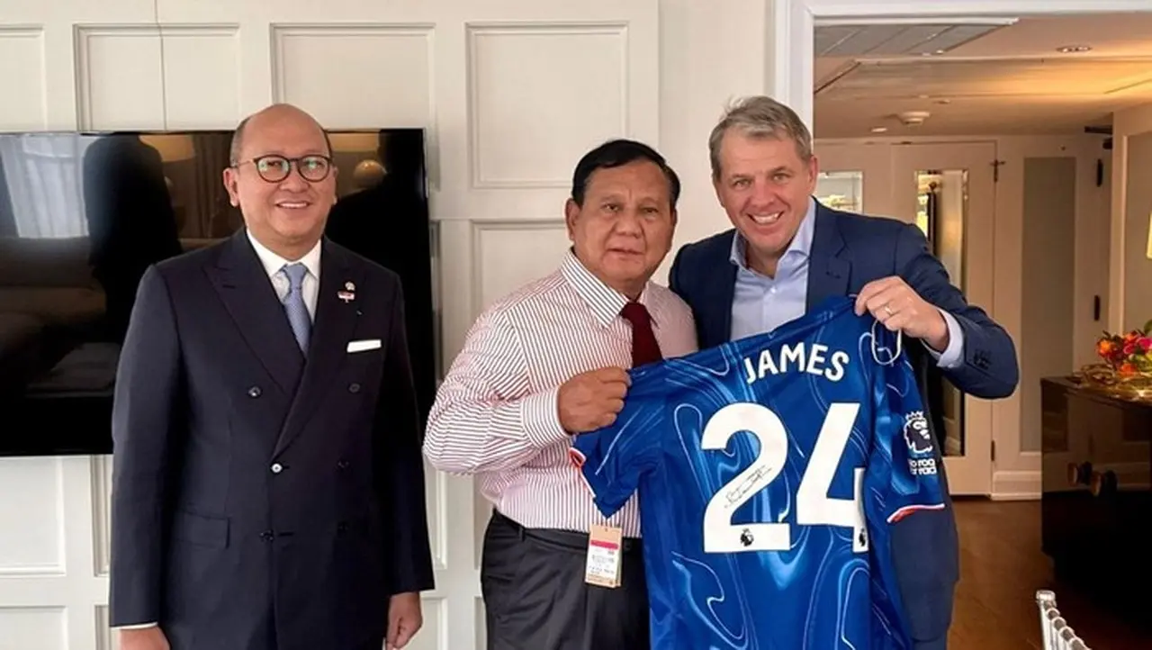 Prabowo Bahas Peluang Investasi dengan 12 Pengusaha AS, Terima Jersey Chelsea Reece James