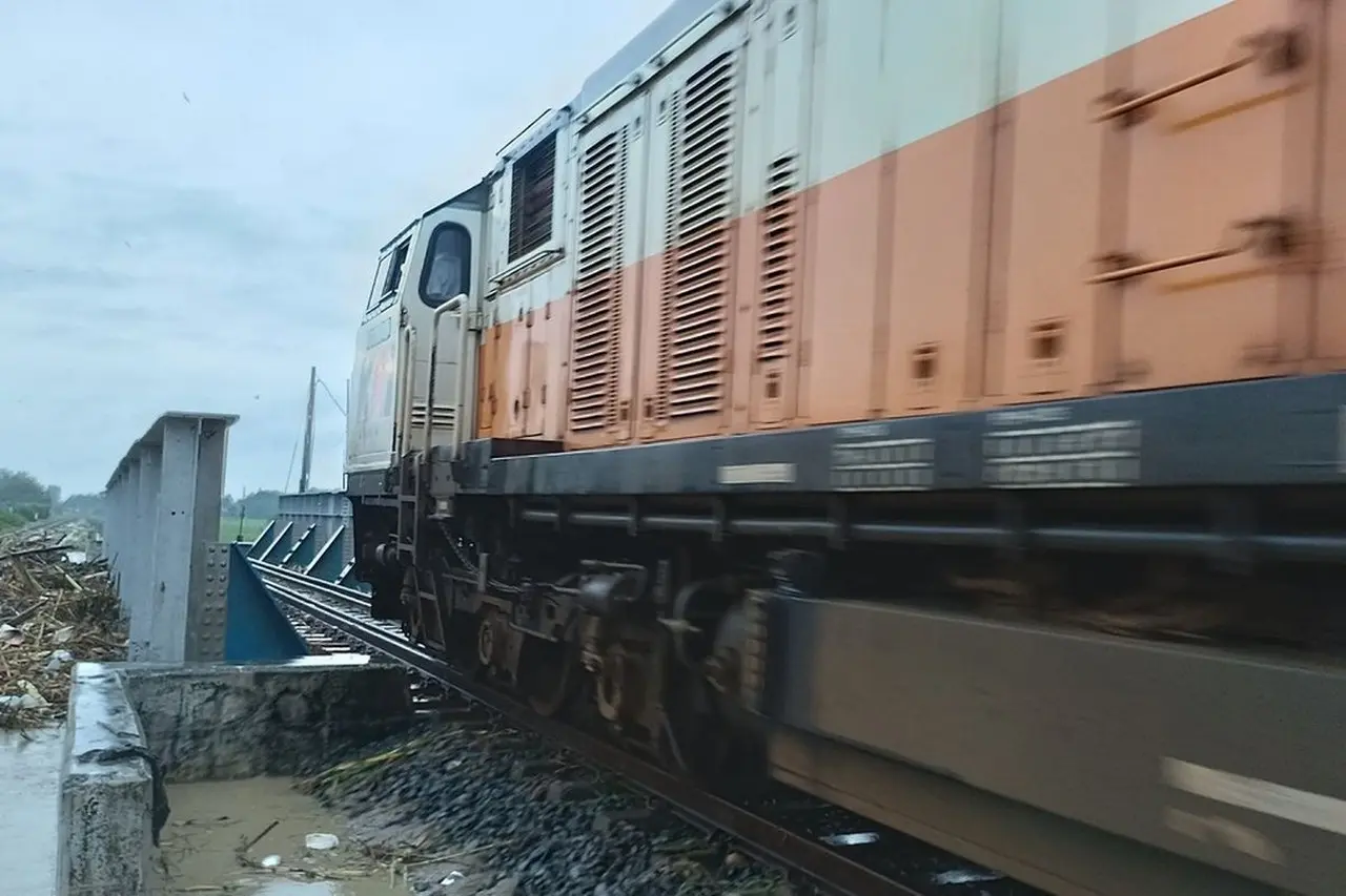 PT KAI Daop 4 Semarang Tutup Jalur Gubug–Brumbung Usai Banjir Rendam Rel dan Jembatan Utama