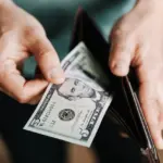 Rupiah Melemah Dekati Level Rp 17.000, Tertekan Data Ekonomi AS dan Sikap Hawkish The Fed Pagi Ini