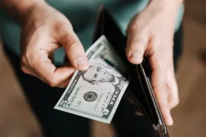 Rupiah Melemah Dekati Level Rp 17.000, Tertekan Data Ekonomi AS dan Sikap Hawkish The Fed Pagi Ini