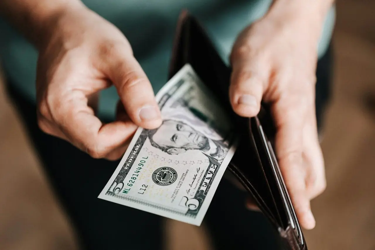 Rupiah Menguat Tipis di Rp 16.888 per Dollar AS Saat IHSG Parkir di Zona Merah Akhir Pekan