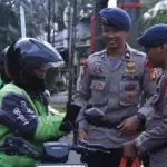 Satbrimob Polda Metro Jaya Distribusikan Ratusan Takjil untuk Ojol dan Warga di Jakarta Timur