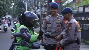 Satbrimob Polda Metro Jaya Distribusikan Ratusan Takjil untuk Ojol dan Warga di Jakarta Timur