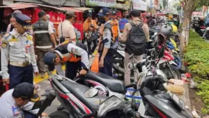 Satpol PP Tamansari Tertibkan Parkir Liar dan PKL di Trotoar Pancoran Glodok Usai Laporan Warga