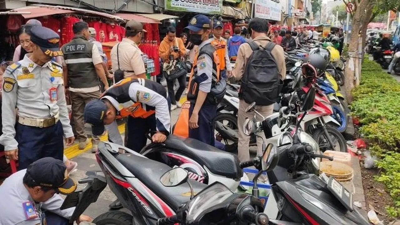 Satpol PP Tamansari Tertibkan Parkir Liar dan PKL di Trotoar Pancoran Glodok Usai Laporan Warga
