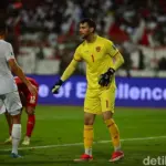 Simon Tahamata Tanggapi Kepindahan Maarten Paes ke Ajax: Saya Senang Dia Main di Sana