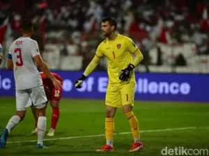 Simon Tahamata Tanggapi Kepindahan Maarten Paes ke Ajax: Saya Senang Dia Main di Sana