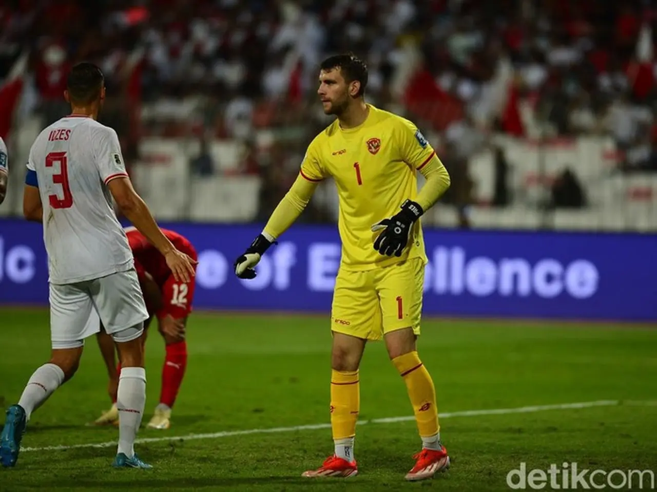 Simon Tahamata Tanggapi Kepindahan Maarten Paes ke Ajax: Saya Senang Dia Main di Sana