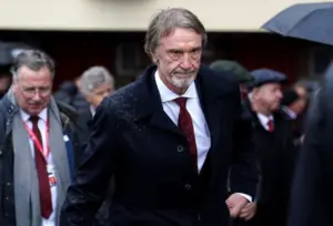 Sir Jim Ratcliffe Tanggapi Kritik Suporter Manchester United Terkait Kebijakan Efisiensi Finansial