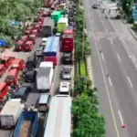 Sopir Angkot Bekasi Demo Tutup Jalan Ahmad Yani, Arus Lalu Lintas Arah Tol Barat Terpantau Macet Total