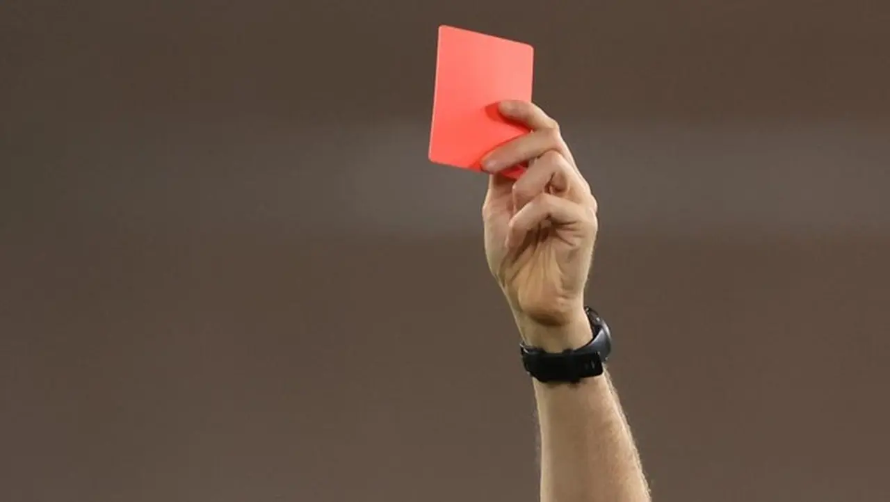 Soroti Kartu Merah Gift Orban, Laga Parma vs Hellas Verona Diwarnai Keputusan Wasit Kontroversial