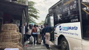 Soroti Ketiadaan Halte, Ribuan Penumpang TransJakarta B41 Jatiasih Bekasi Terpaksa Antre di Trotoar