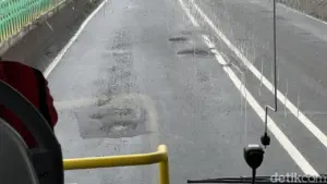 Soroti Kondisi Jalur ‘Langit’ TransJakarta Koridor 13, Warga Ungkap Ketidaknyamanan Akibat Lubang