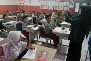 Stafsus Mendikdasmen Arif Jamali Ungkap Sekolah Terintegrasi Prabowo Pakai Kurikulum Ganda dan Bahasa Asing