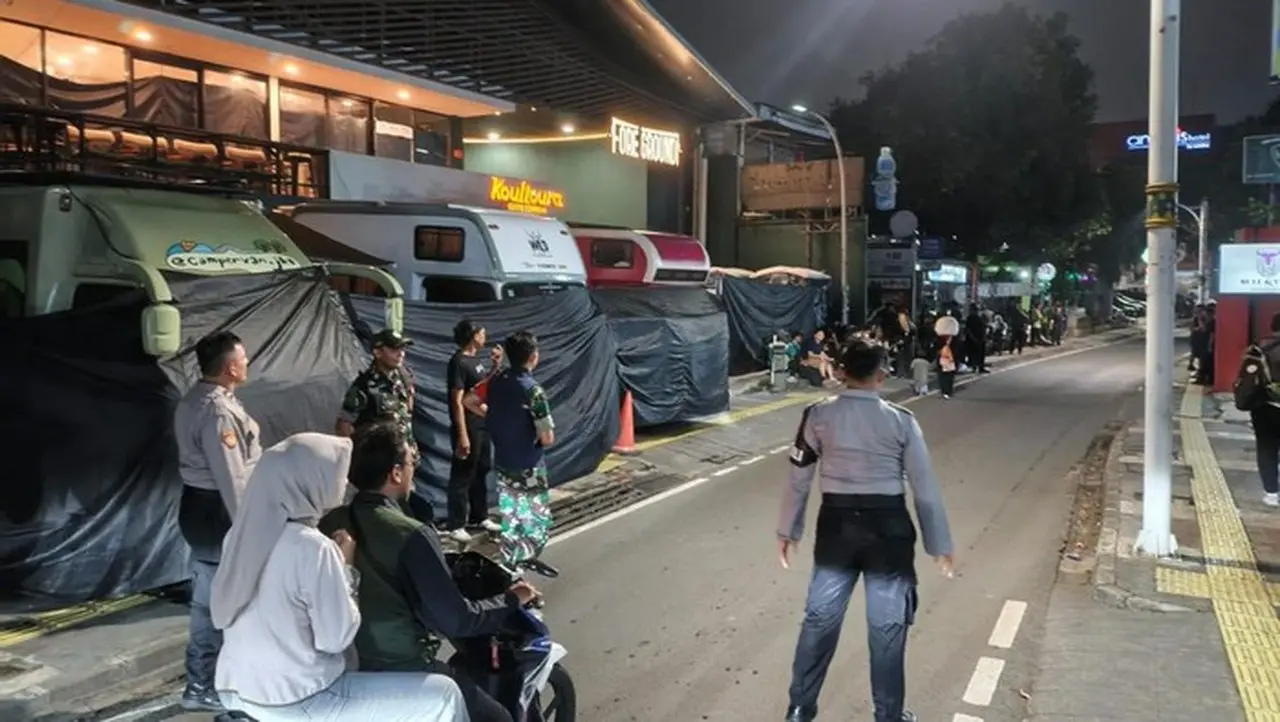 Syuting Film ‘Extraction: Tygo’ Lisa BLACKPINK di Kafe Kemang, Ratusan Warga Padati Lokasi dan Polisi Atur Lalu Lintas