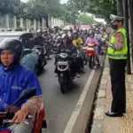 TMC Polda Metro Jaya Soroti Kepadatan Lalu Lintas Pasar Rebo Arah Ranco Indah Akibat Proyek Galian PDAM