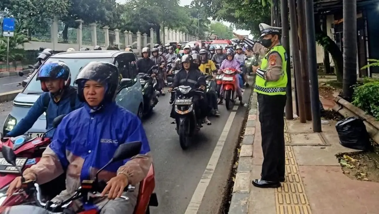 TMC Polda Metro Jaya Soroti Kepadatan Lalu Lintas Pasar Rebo Arah Ranco Indah Akibat Proyek Galian PDAM TMC Polda Metro Jaya Soroti Kepadatan Lalu Lintas Pasar Rebo Arah Ranco Indah Akibat Proyek Galian PDAM