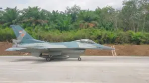 TNI AU Sukses Uji Coba Pendaratan Pesawat Tempur F-16 dan Super Tucano di Jalan Tol Trans Sumatera