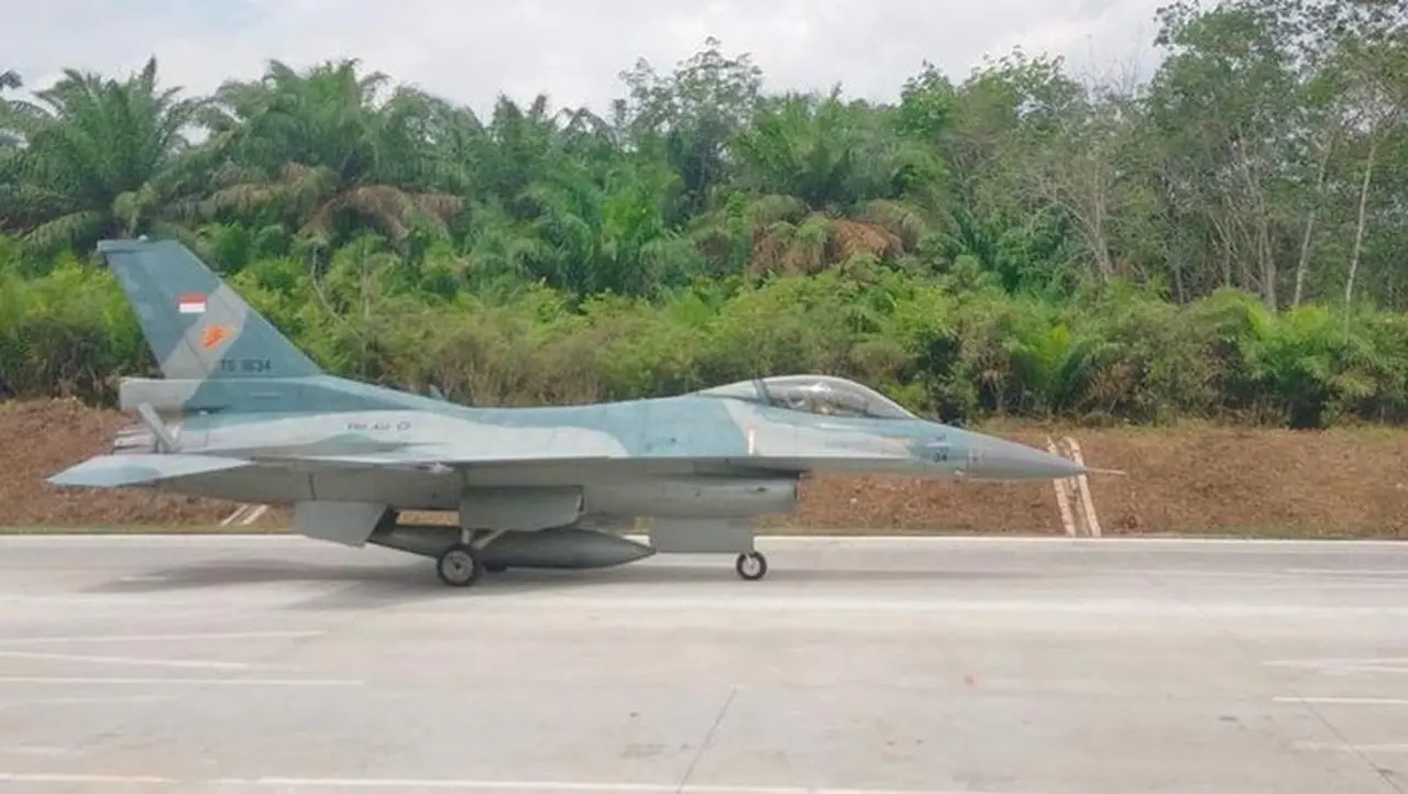 TNI AU Sukses Uji Coba Pendaratan Pesawat Tempur F-16 dan Super Tucano di Jalan Tol Trans Sumatera