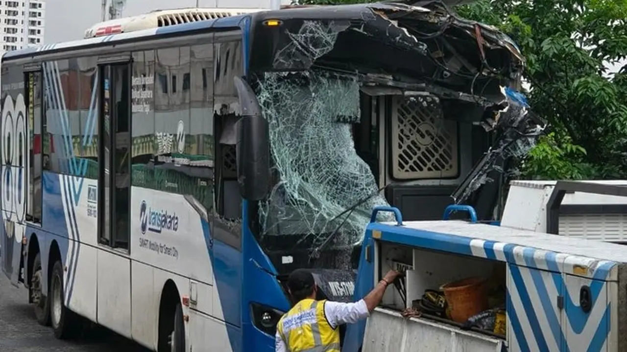 Transjakarta Minta Maaf atas Insiden Tabrakan Dua Bus di Koridor 13, Pastikan Penumpang Aman