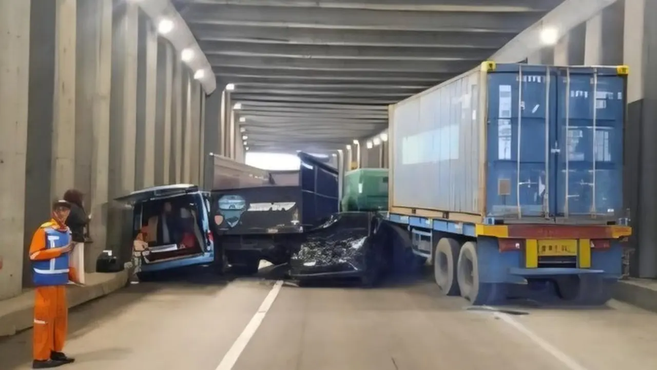 Truk Trailer Seruduk 6 Kendaraan di Underpass Tol Jagorawi KM 47, Lalu Lintas Arah Jakarta Sempat Ditutup