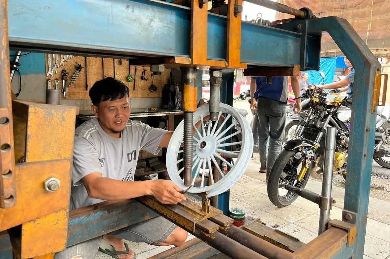 Wahyu Budhi dari Wahana Makmur Sejati Ungkap Risiko dan Keamanan Pres Pelek Motor di Musim Hujan
