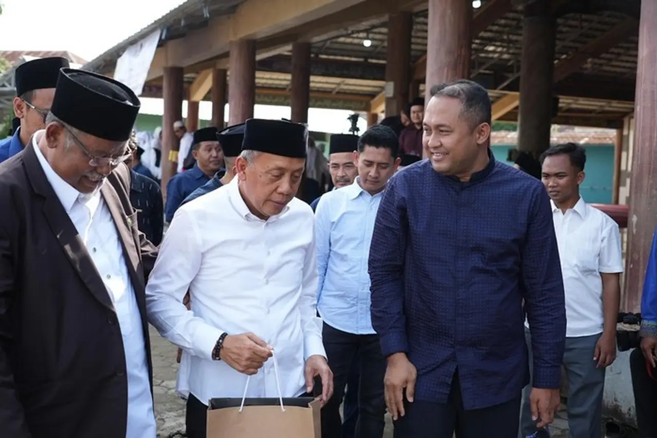 Wakil Ketua DPR Soroti Peran Vital Pesantren dalam Membentuk Akhlak Generasi Muda di Era Digital Wakil Ketua DPR Soroti Peran Vital Pesantren dalam Membentuk Akhlak Generasi Muda di Era Digital
